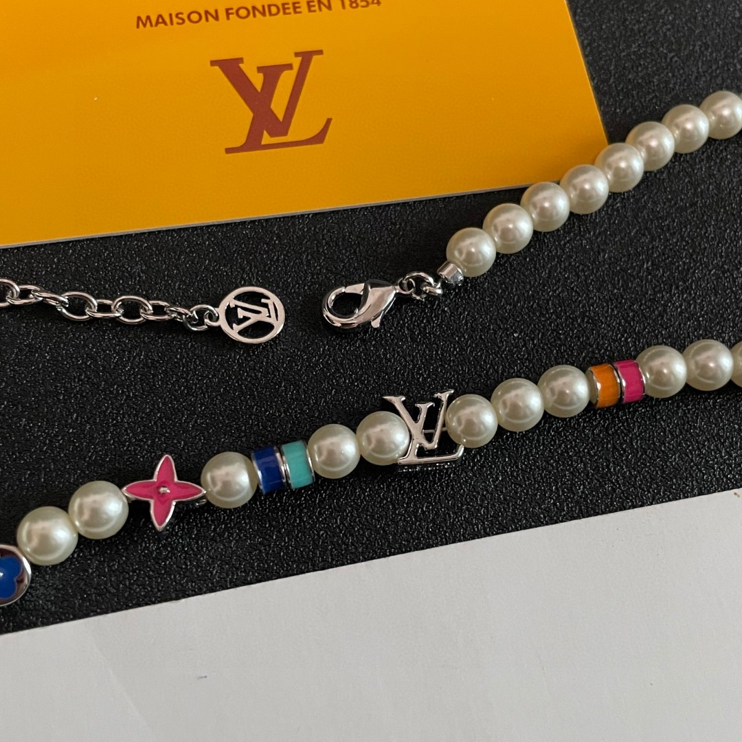 💥💥💥LOUISVUITTON以 经典花纹图案设计 双花 款设计方式吊坠LV品牌标志设计，经典标志理念、