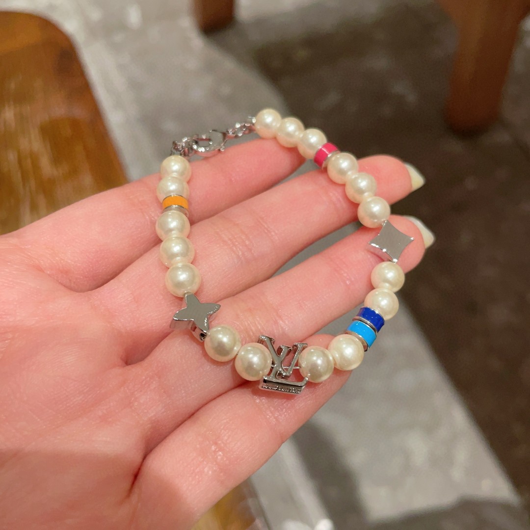💥💥💥LOUISVUITTON以 经典花纹图案设计 双花 款设计方式吊坠LV品牌标志设计，经典标志理念、