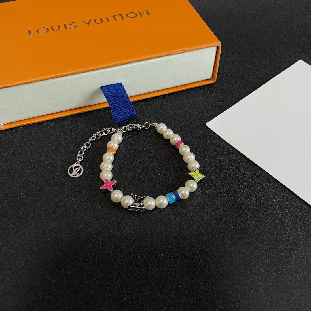 💥💥💥LOUISVUITTON以 经典花纹图案设计 双花 款设计方式吊坠LV品牌标志设计，经典标志理念、