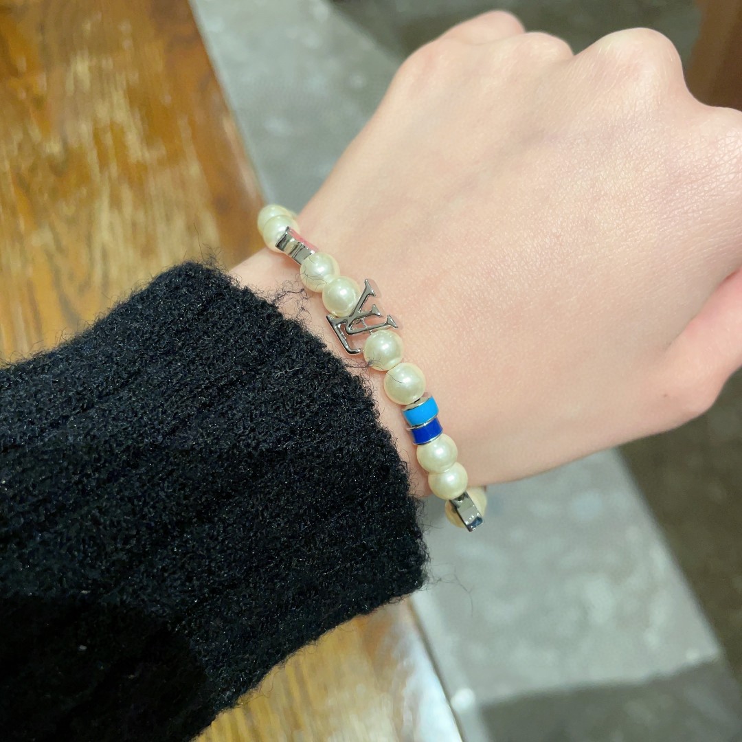 💥💥💥LOUISVUITTON以 经典花纹图案设计 双花 款设计方式吊坠LV品牌标志设计，经典标志理念、