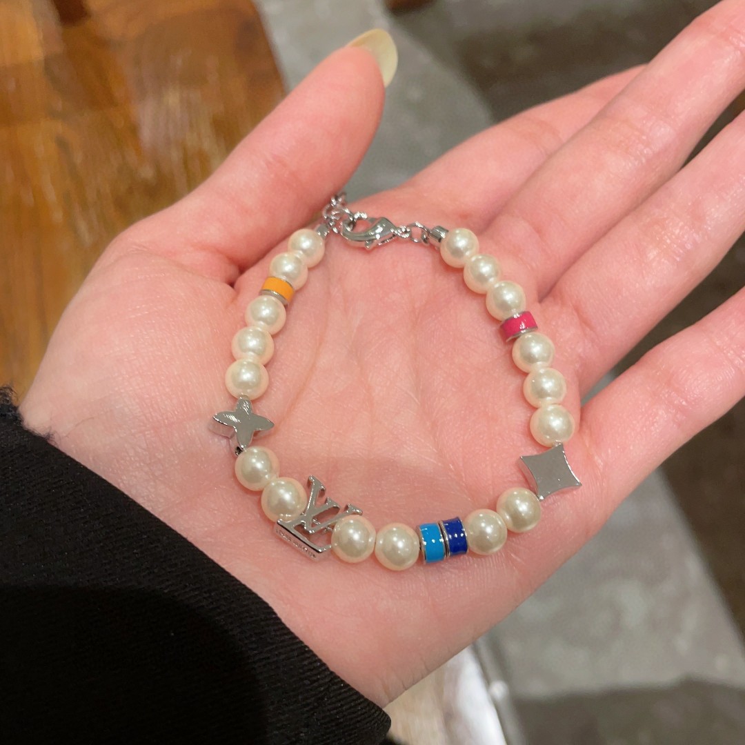 💥💥💥LOUISVUITTON以 经典花纹图案设计 双花 款设计方式吊坠LV品牌标志设计，经典标志理念、