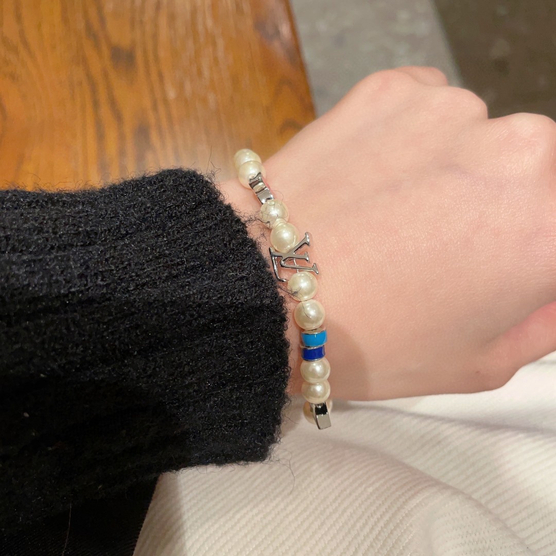 💥💥💥LOUISVUITTON以 经典花纹图案设计 双花 款设计方式吊坠LV品牌标志设计，经典标志理念、