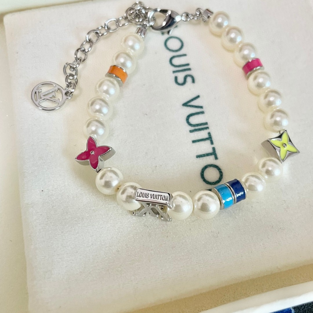 💥💥💥LOUISVUITTON以 经典花纹图案设计 双花 款设计方式吊坠LV品牌标志设计，经典标志理念、