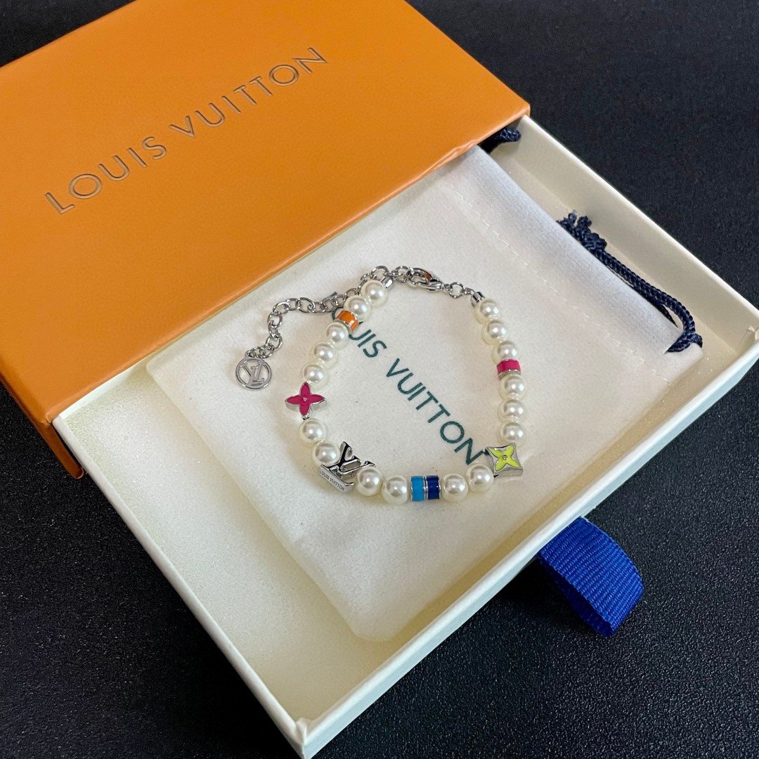 💥💥💥LOUISVUITTON以 经典花纹图案设计 双花 款设计方式吊坠LV品牌标志设计，经典标志理念、