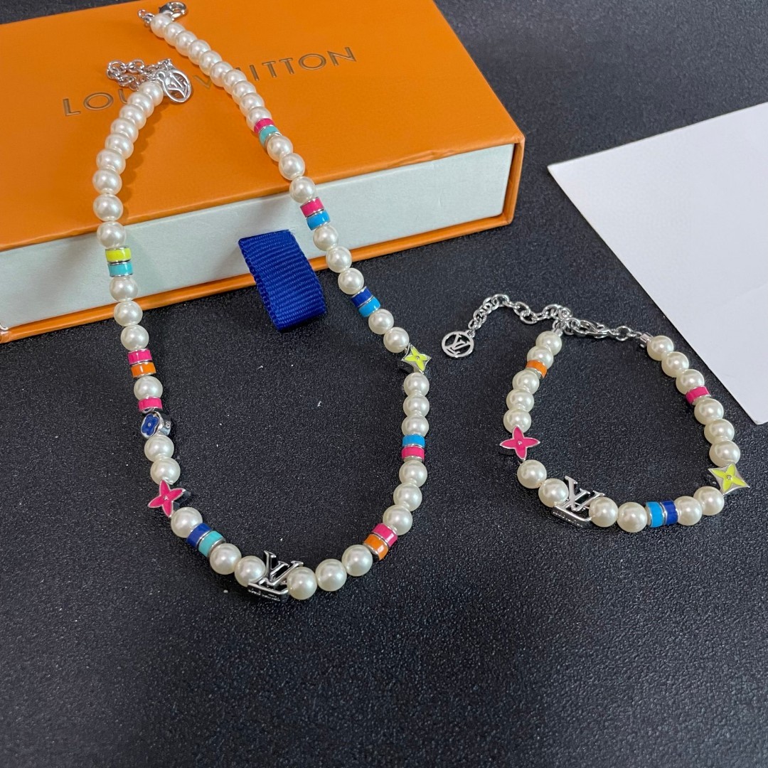 💥💥💥LOUISVUITTON以 经典花纹图案设计 双花 款设计方式吊坠LV品牌标志设计，经典标志理念、