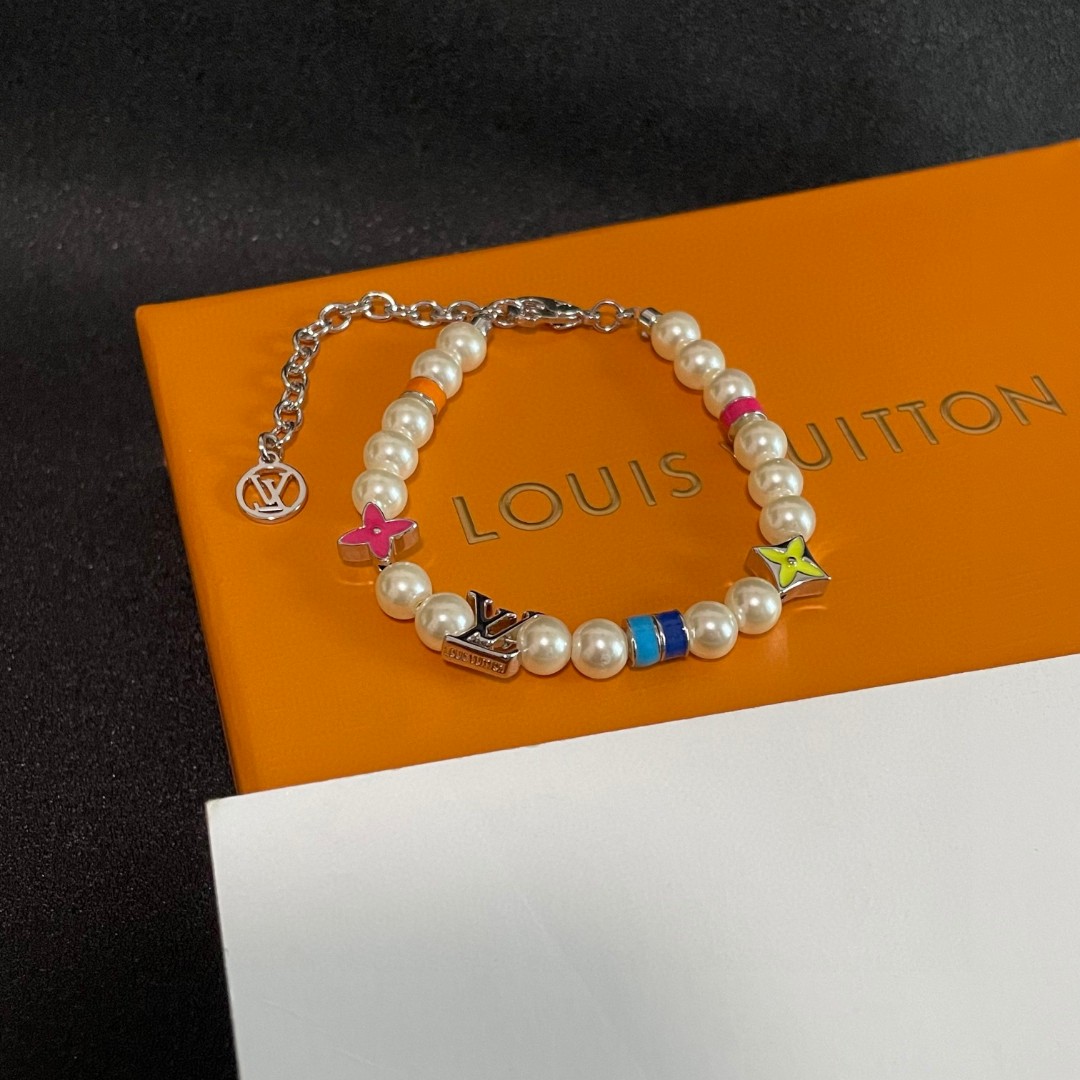 💥💥💥LOUISVUITTON以 经典花纹图案设计 双花 款设计方式吊坠LV品牌标志设计，经典标志理念、