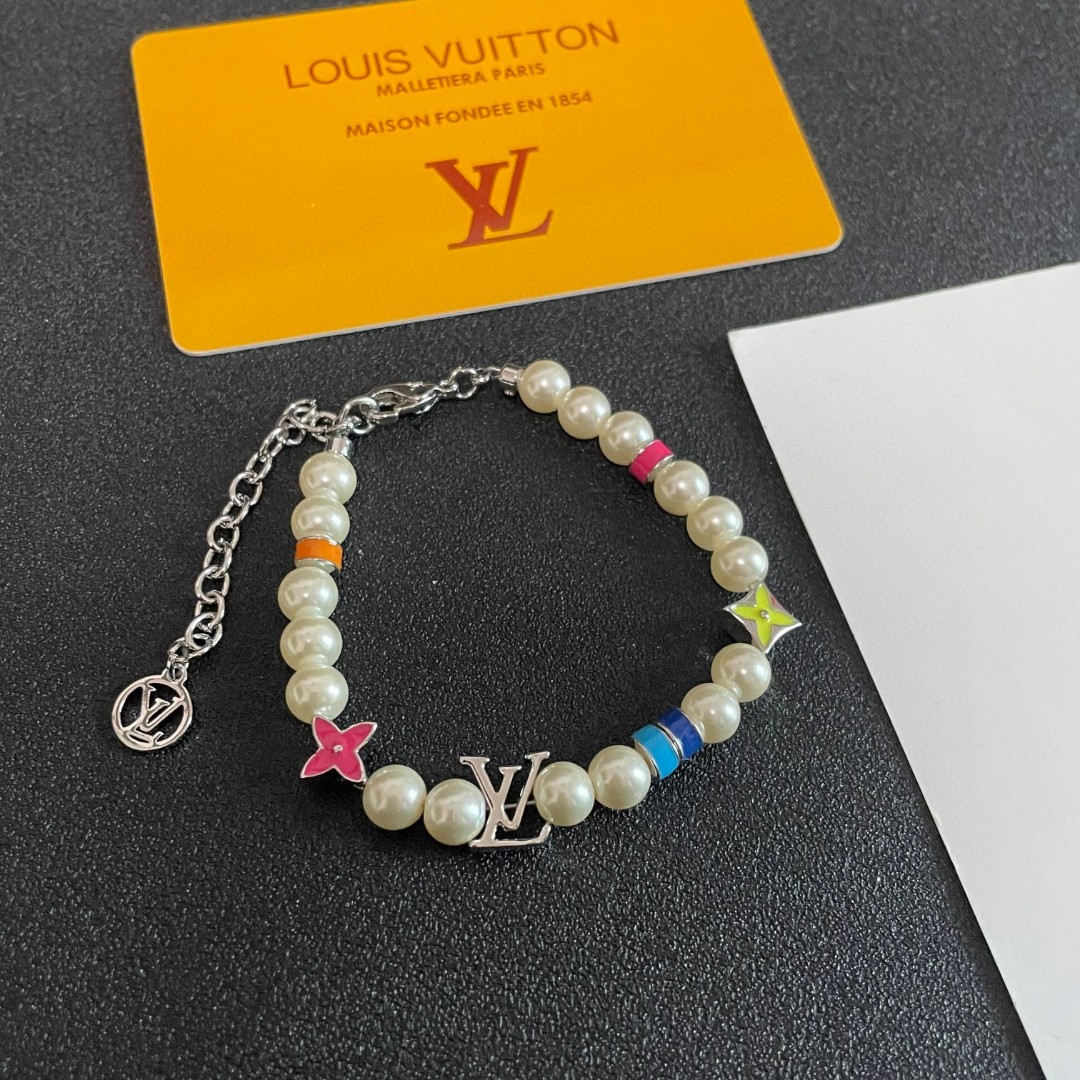 💥💥💥LOUISVUITTON以 经典花纹图案设计 双花 款设计方式吊坠LV品牌标志设计，经典标志理念、