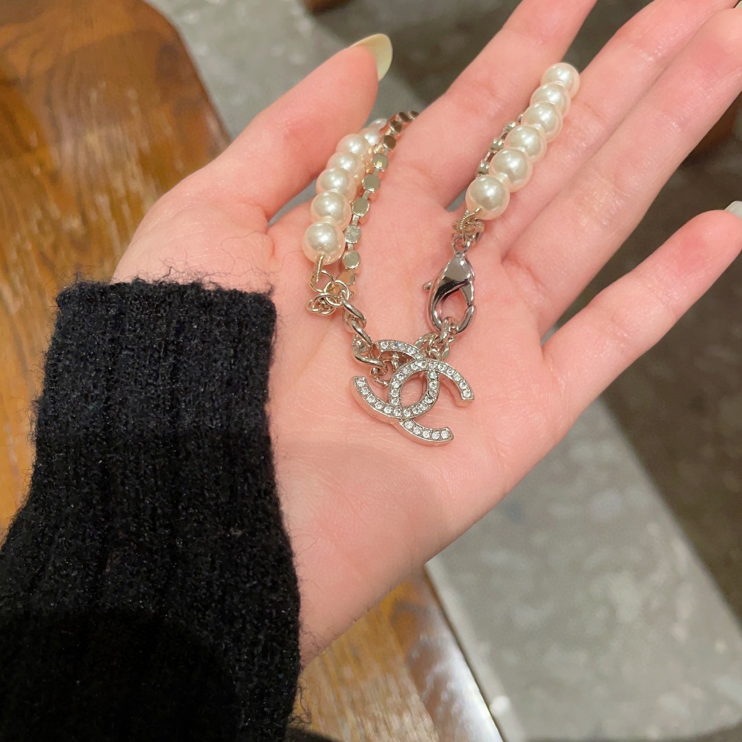  Chanel香奈儿 中古 手链👀小香家的款式真心无需多介绍😘🎶每一款都超好看，精致大方，非常显气质。