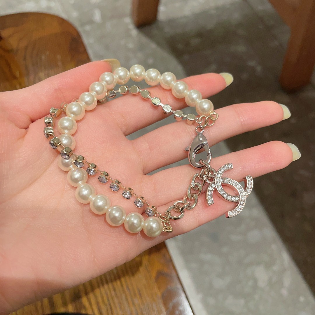  Chanel香奈儿 中古 手链👀小香家的款式真心无需多介绍😘🎶每一款都超好看，精致大方，非常显气质。
