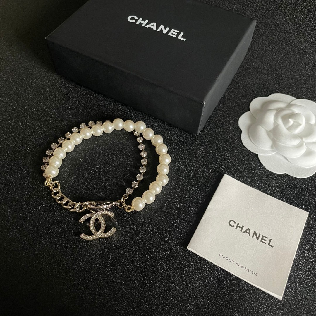  Chanel香奈儿 中古 手链👀小香家的款式真心无需多介绍😘🎶每一款都超好看，精致大方，非常显气质。