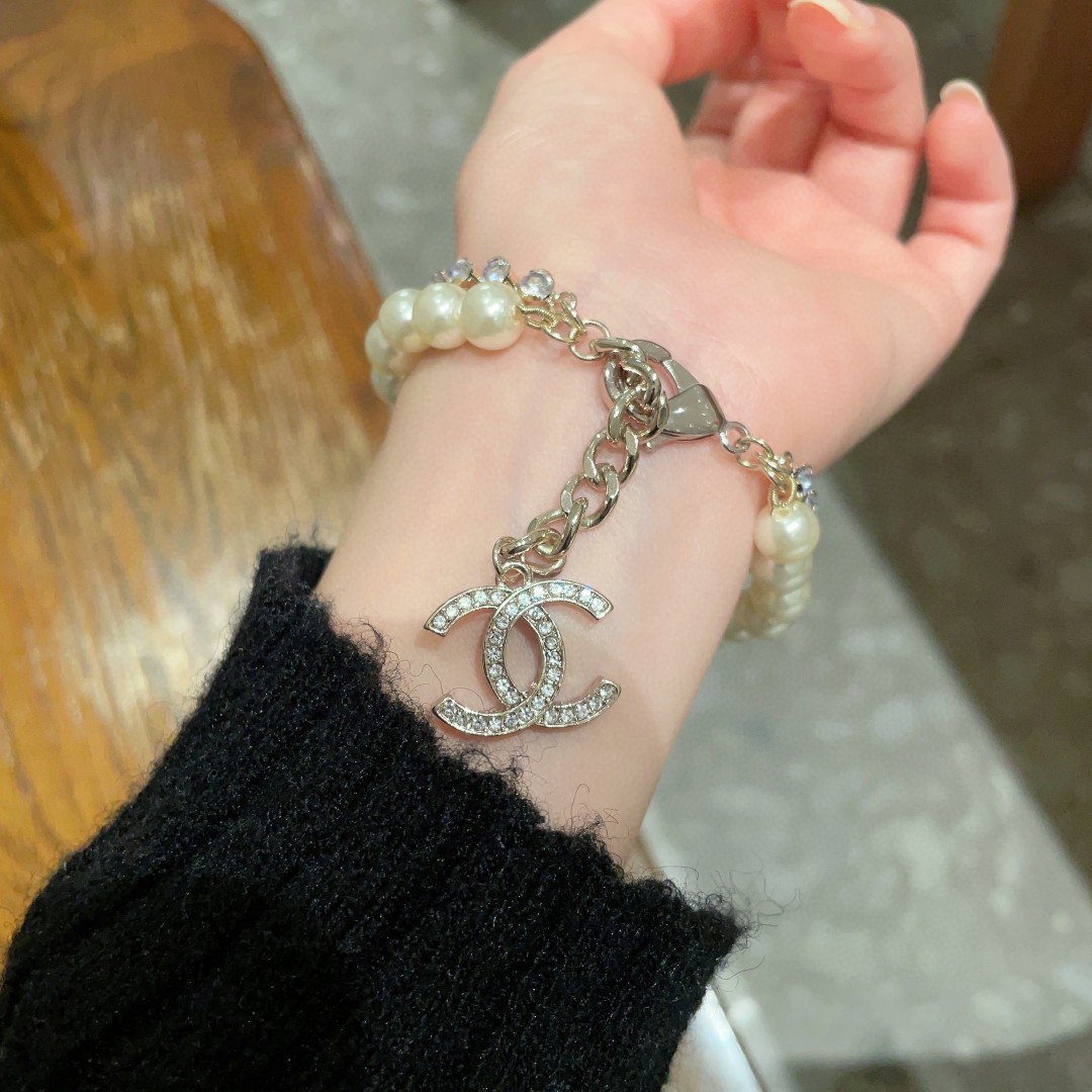  Chanel香奈儿 中古 手链👀小香家的款式真心无需多介绍😘🎶每一款都超好看，精致大方，非常显气质。