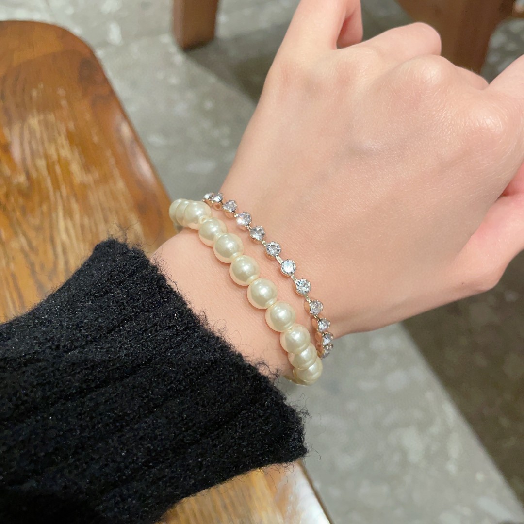  Chanel香奈儿 中古 手链👀小香家的款式真心无需多介绍😘🎶每一款都超好看，精致大方，非常显气质。