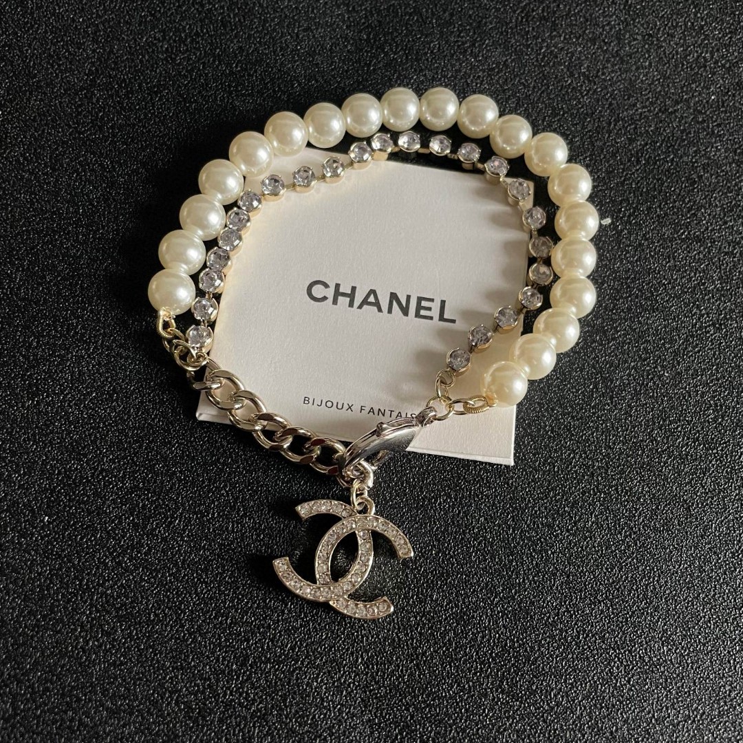  Chanel香奈儿 中古 手链👀小香家的款式真心无需多介绍😘🎶每一款都超好看，精致大方，非常显气质。