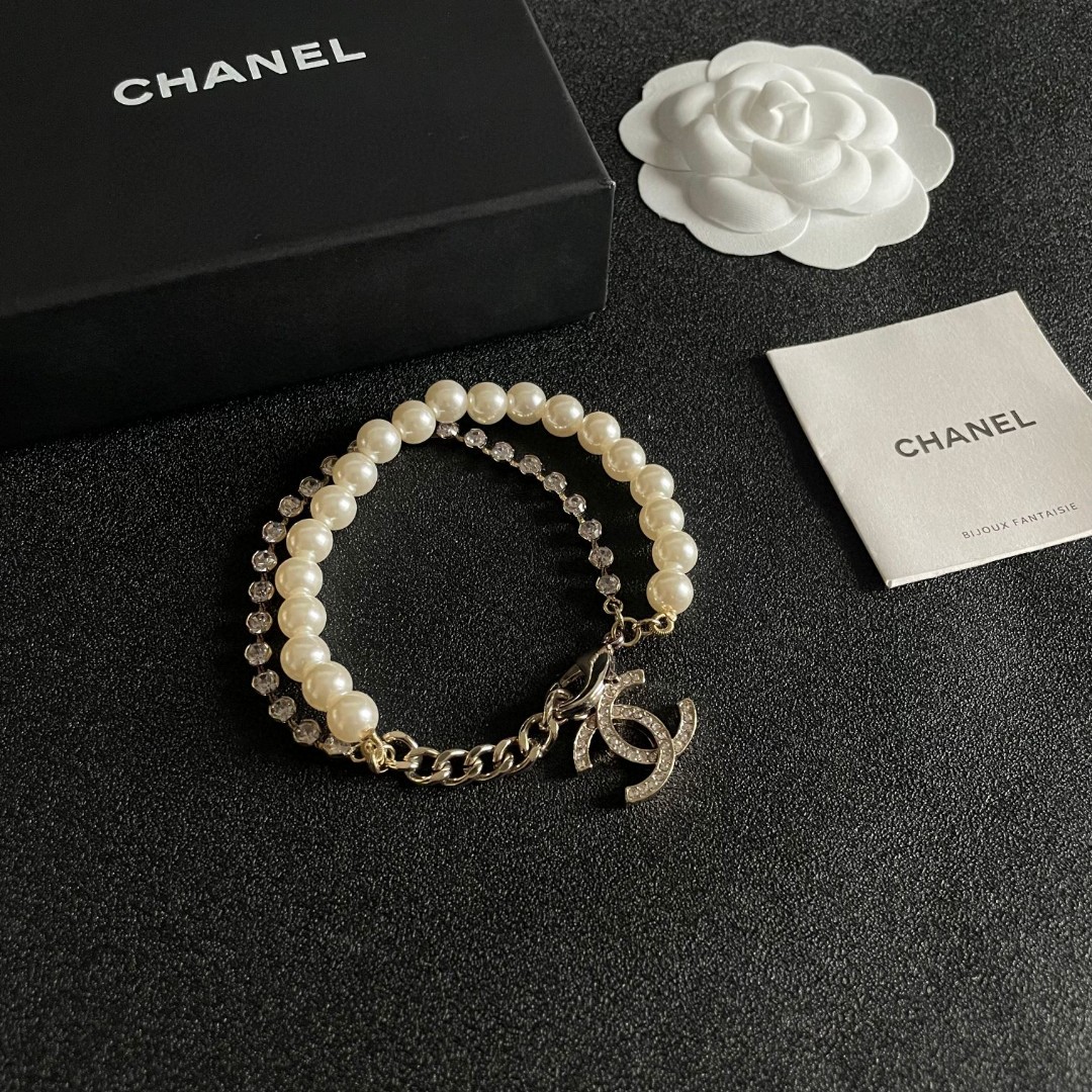  Chanel香奈儿 中古 手链👀小香家的款式真心无需多介绍😘🎶每一款都超好看，精致大方，非常显气质。