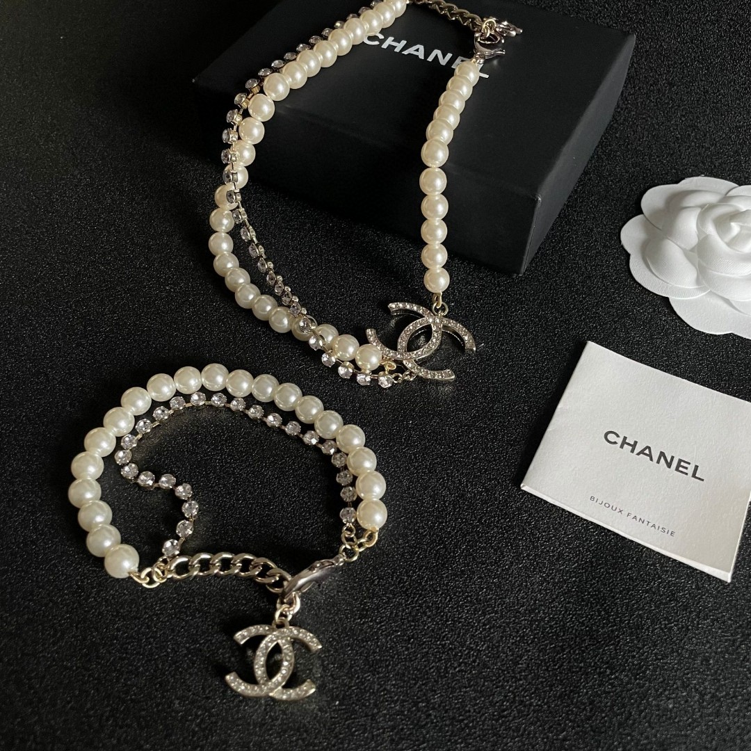  Chanel香奈儿 中古 手链👀小香家的款式真心无需多介绍😘🎶每一款都超好看，精致大方，非常显气质。