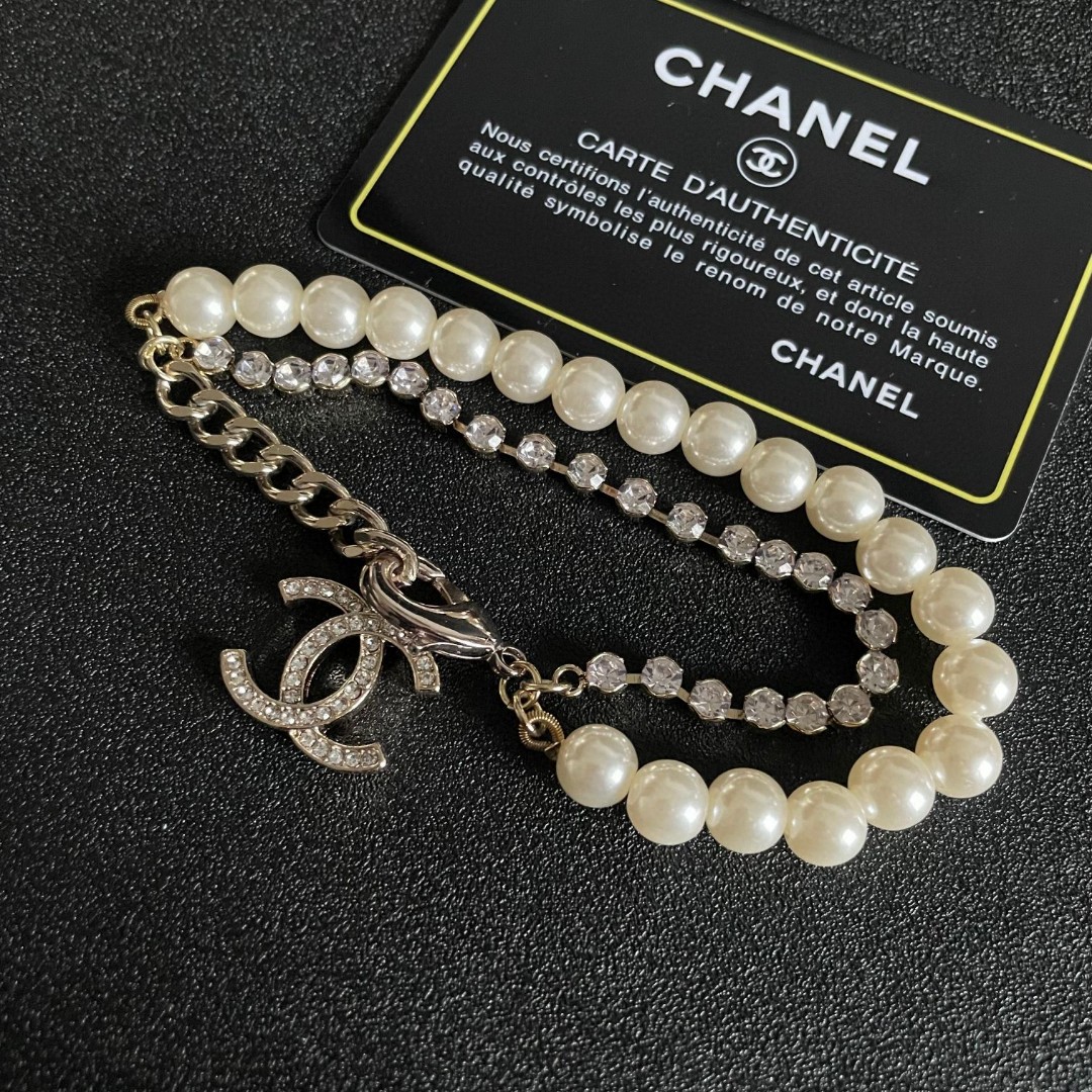  Chanel香奈儿 中古 手链👀小香家的款式真心无需多介绍😘🎶每一款都超好看，精致大方，非常显气质。