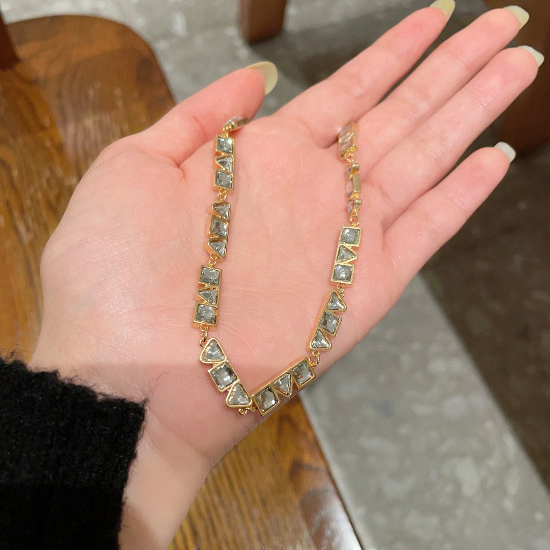  Celine 赛琳 项链 一直是简约时尚界的标杆大胆的设计 百看不厌▪️搭配起来更Fashion ✨.