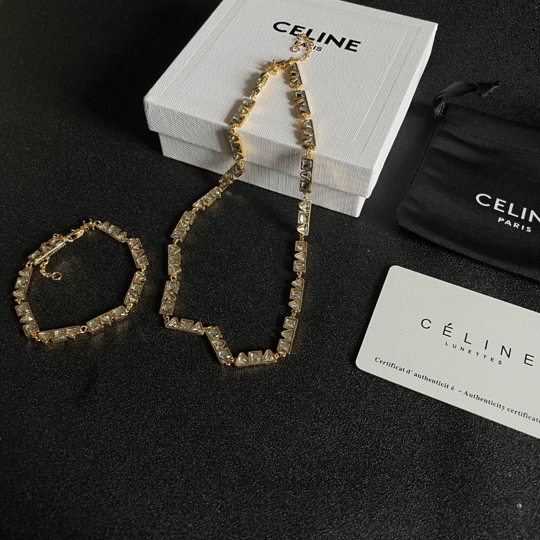  Celine 赛琳 项链 一直是简约时尚界的标杆大胆的设计 百看不厌▪️搭配起来更Fashion ✨.