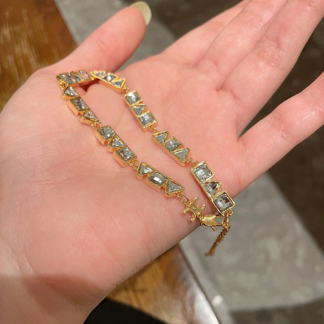  Celine 赛琳 手链 一直是简约时尚界的标杆大胆的设计 百看不厌▪️搭配起来更Fashion ✨.