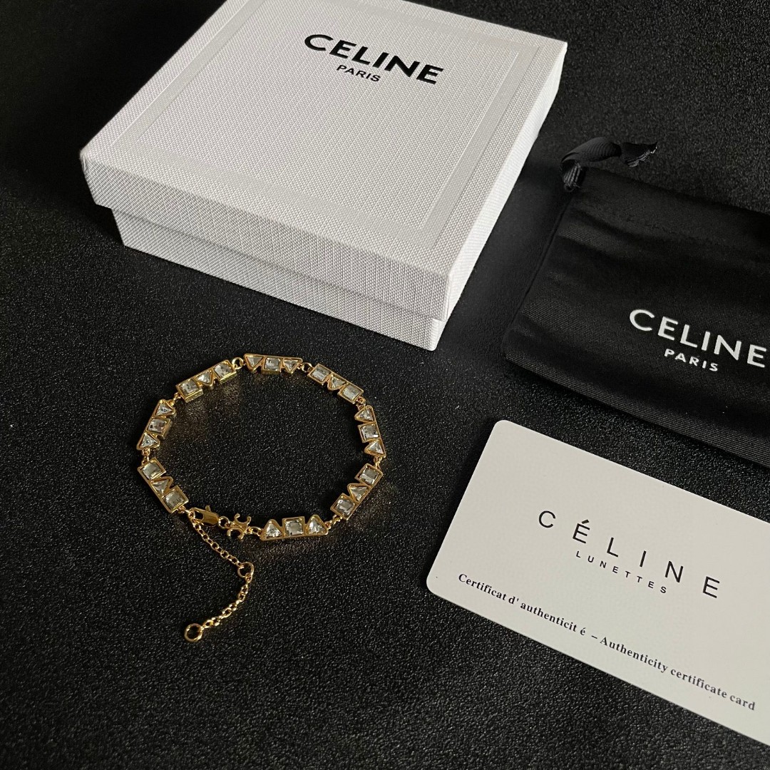  Celine 赛琳 手链 一直是简约时尚界的标杆大胆的设计 百看不厌▪️搭配起来更Fashion ✨.