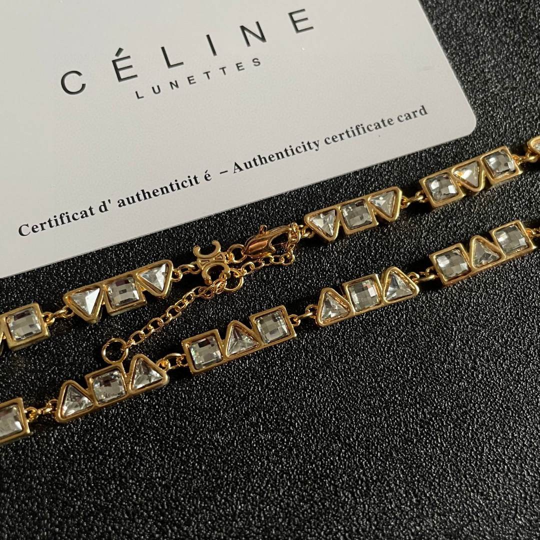  Celine 赛琳 项链 一直是简约时尚界的标杆大胆的设计 百看不厌▪️搭配起来更Fashion ✨.