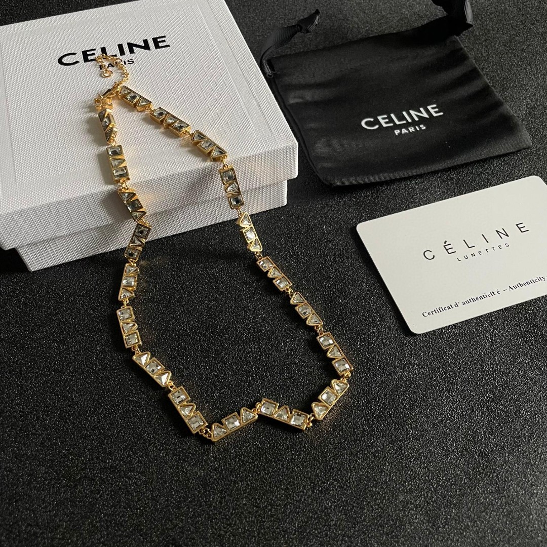  Celine 赛琳 项链 一直是简约时尚界的标杆大胆的设计 百看不厌▪️搭配起来更Fashion ✨.