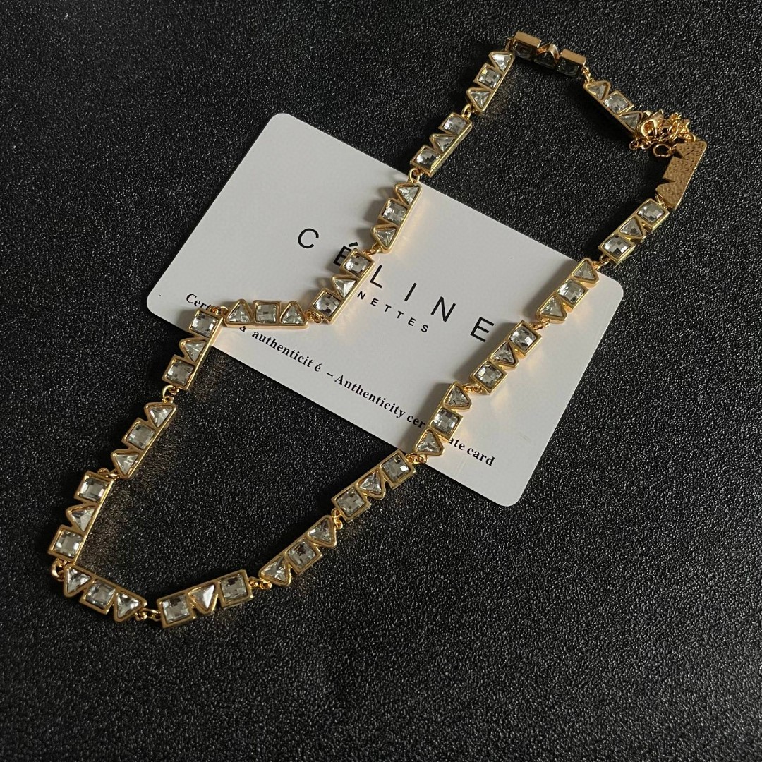  Celine 赛琳 项链 一直是简约时尚界的标杆大胆的设计 百看不厌▪️搭配起来更Fashion ✨.