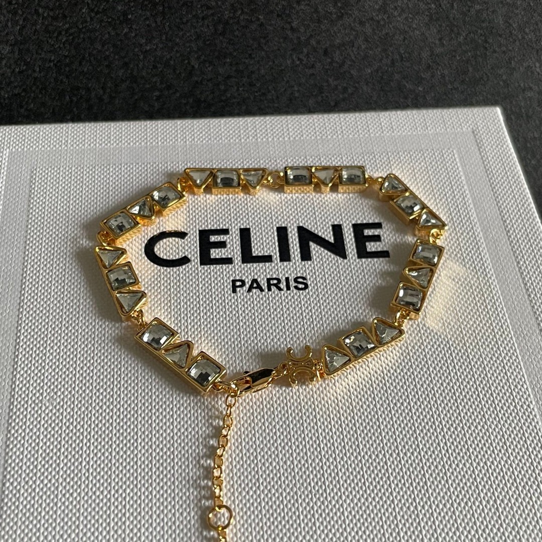  Celine 赛琳 手链 一直是简约时尚界的标杆大胆的设计 百看不厌▪️搭配起来更Fashion ✨.