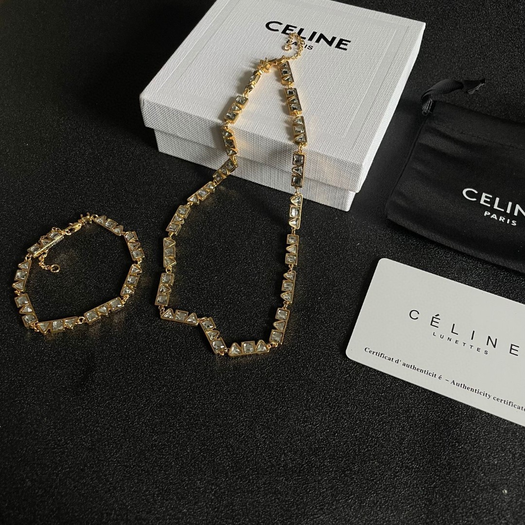  Celine 赛琳 手链 一直是简约时尚界的标杆大胆的设计 百看不厌▪️搭配起来更Fashion ✨.