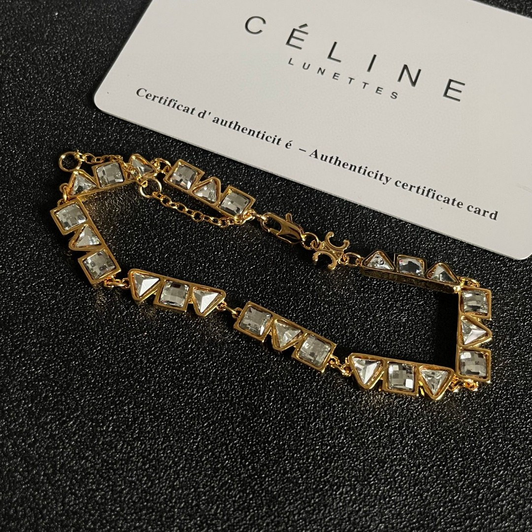  Celine 赛琳 手链 一直是简约时尚界的标杆大胆的设计 百看不厌▪️搭配起来更Fashion ✨.