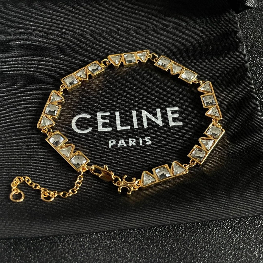  Celine 赛琳 手链 一直是简约时尚界的标杆大胆的设计 百看不厌▪️搭配起来更Fashion ✨.
