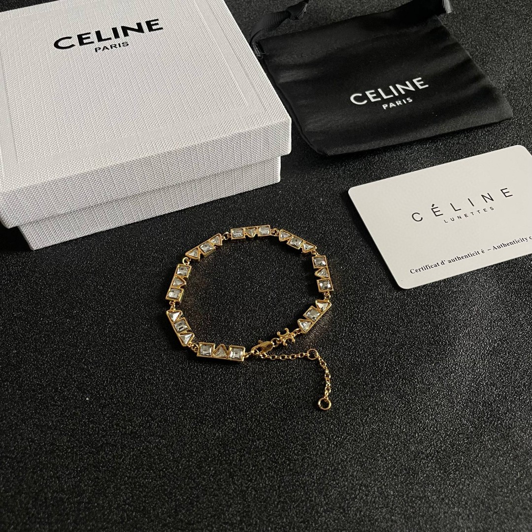  Celine 赛琳 手链 一直是简约时尚界的标杆大胆的设计 百看不厌▪️搭配起来更Fashion ✨.