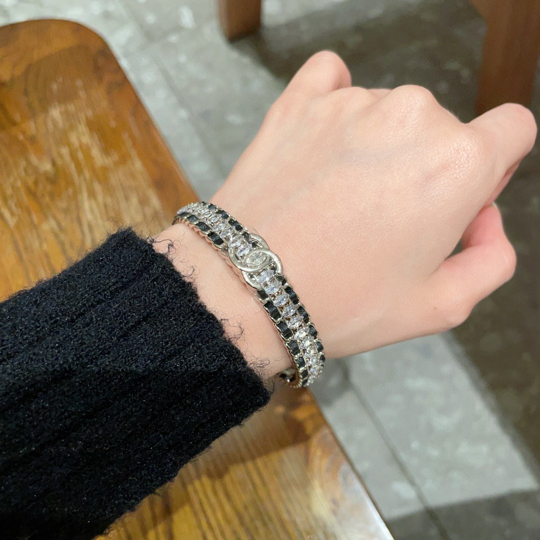 💗新款💥香奈儿Chanel山茶花🌸手镯🍀🍀🍀超重工bling bling，颜色搭配得非常好高级感 💙女神