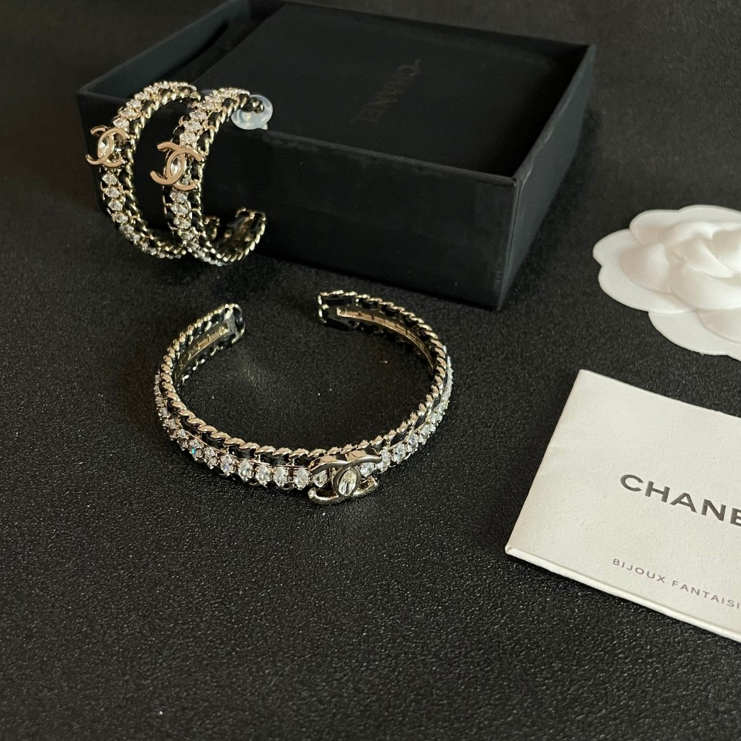 💗新款💥香奈儿Chanel山茶花🌸手镯🍀🍀🍀超重工bling bling，颜色搭配得非常好高级感 💙女神