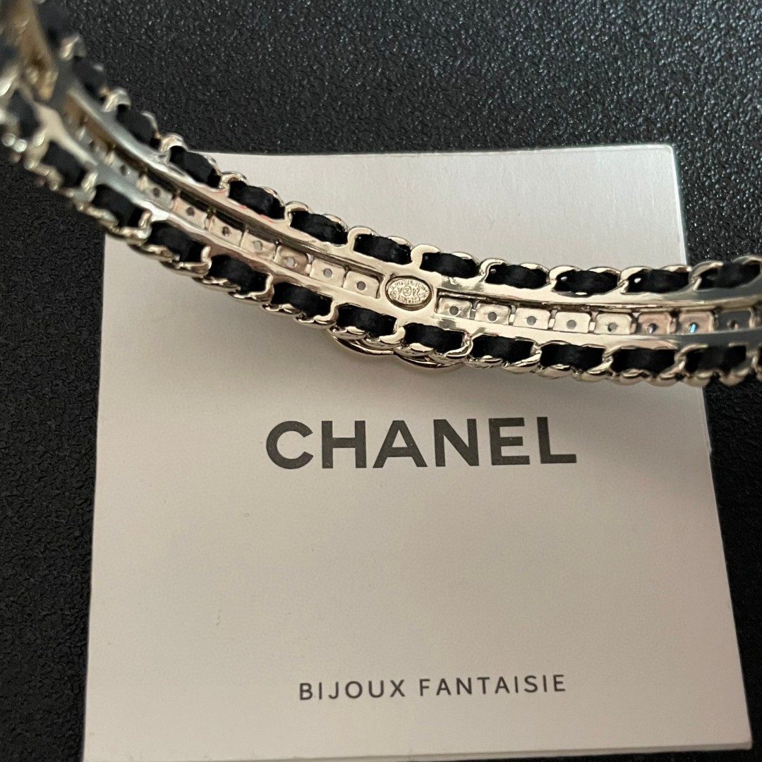 💗新款💥香奈儿Chanel山茶花🌸手镯🍀🍀🍀超重工bling bling，颜色搭配得非常好高级感 💙女神
