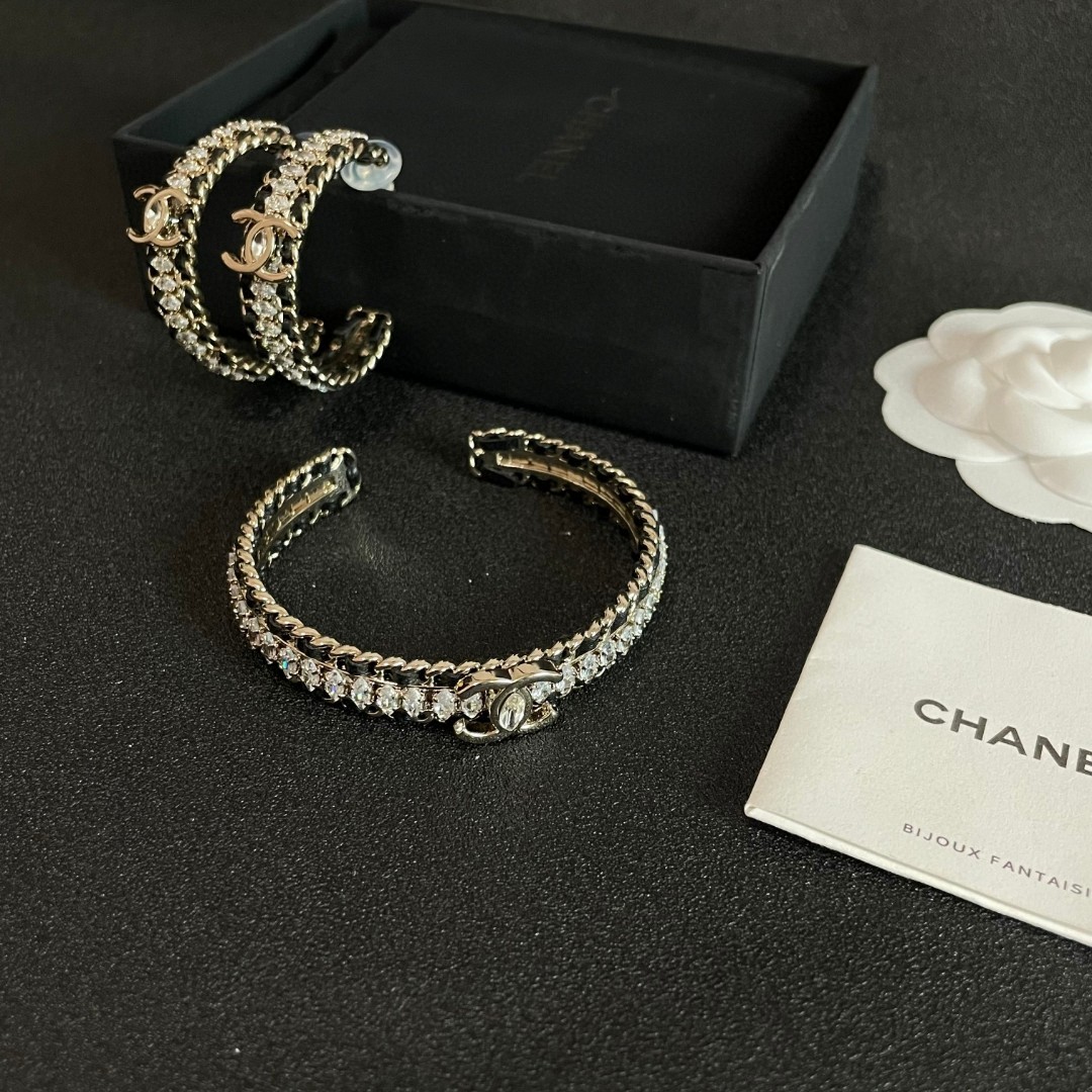  Chanel香奈儿 中古 耳钉👀小香家的款式真心无需多介绍😘🎶每一款都超好看，精致大方，非常显气质
