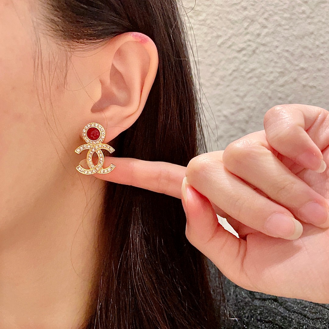  Chanel香奈儿 中古 耳钉👀小香家的款式真心无需多介绍😘🎶每一款都超好看，精致大方，非常显气质