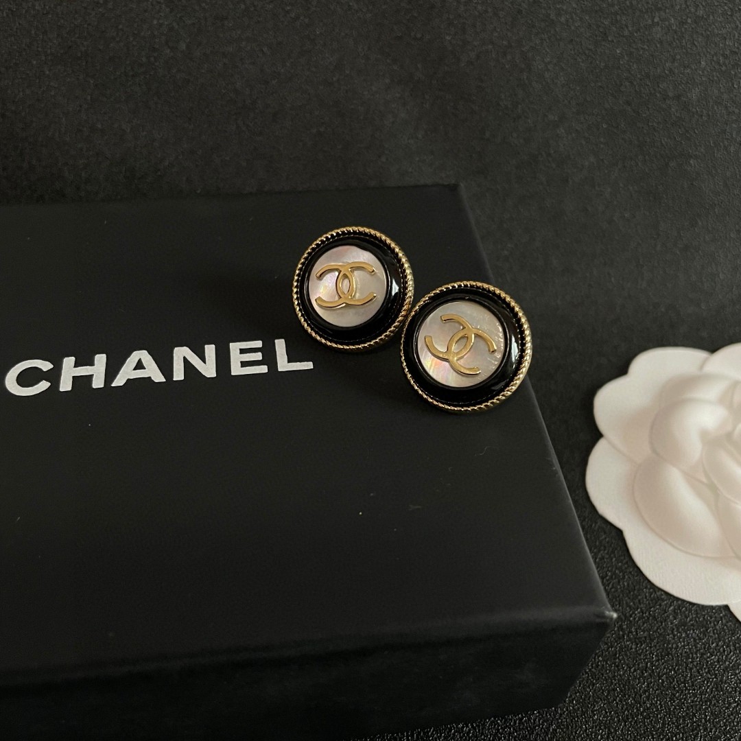  Chanel香奈儿 中古 耳钉👀小香家的款式真心无需多介绍😘🎶每一款都超好看，精致大方，非常显气质