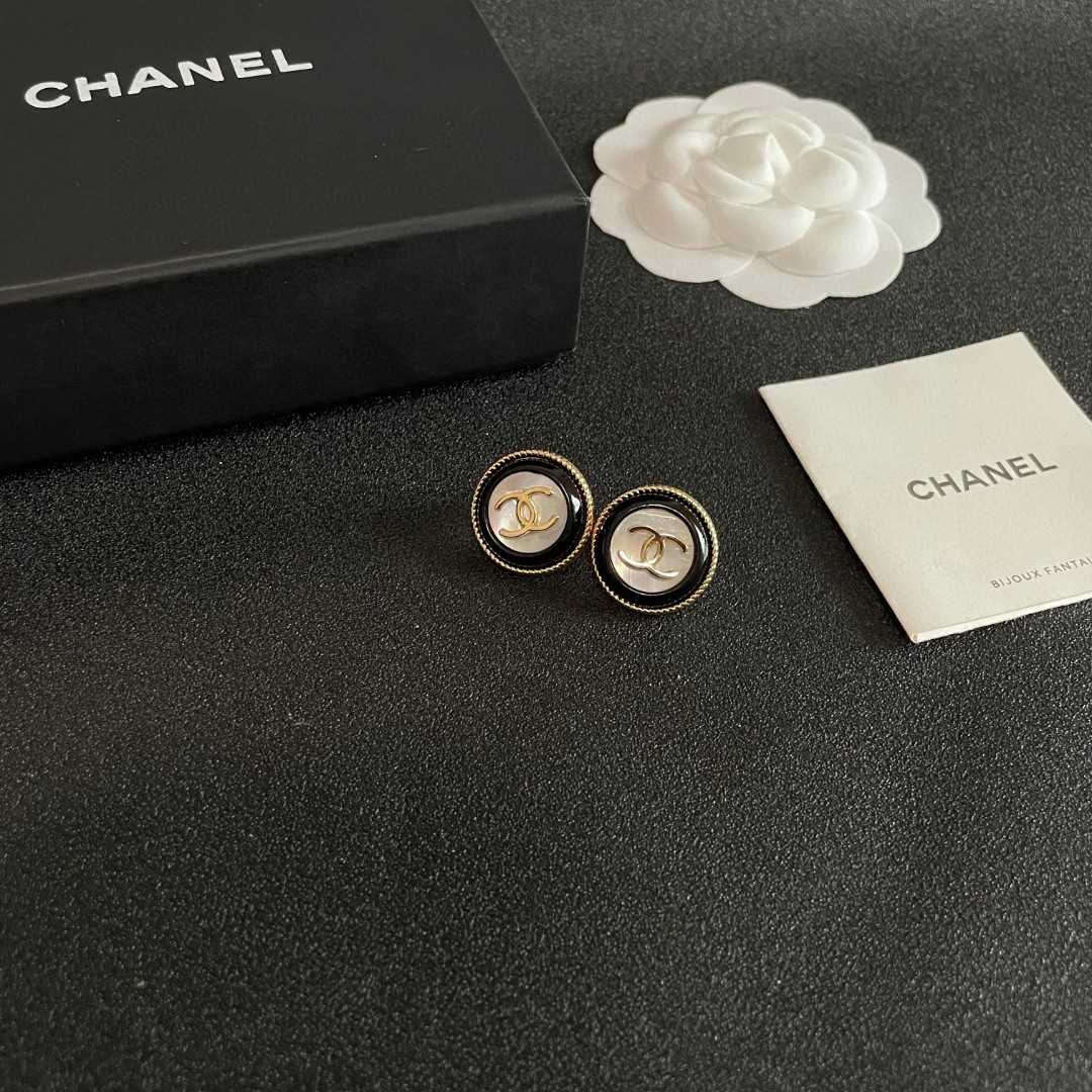  Chanel香奈儿 中古 耳钉👀小香家的款式真心无需多介绍😘🎶每一款都超好看，精致大方，非常显气质