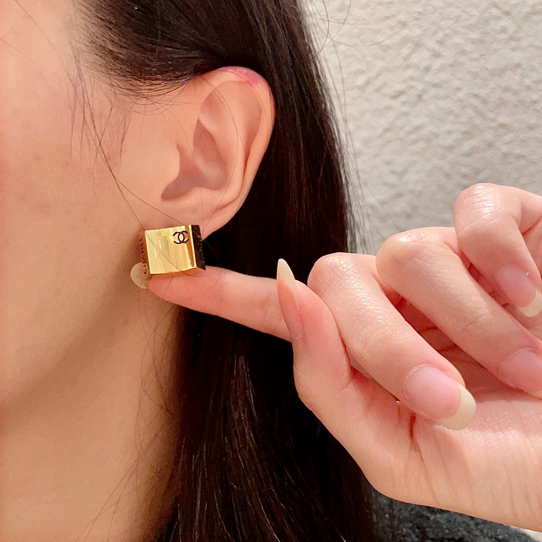  Chanel香奈儿 中古 耳钉👀小香家的款式真心无需多介绍😘🎶每一款都超好看，精致大方，非常显气质