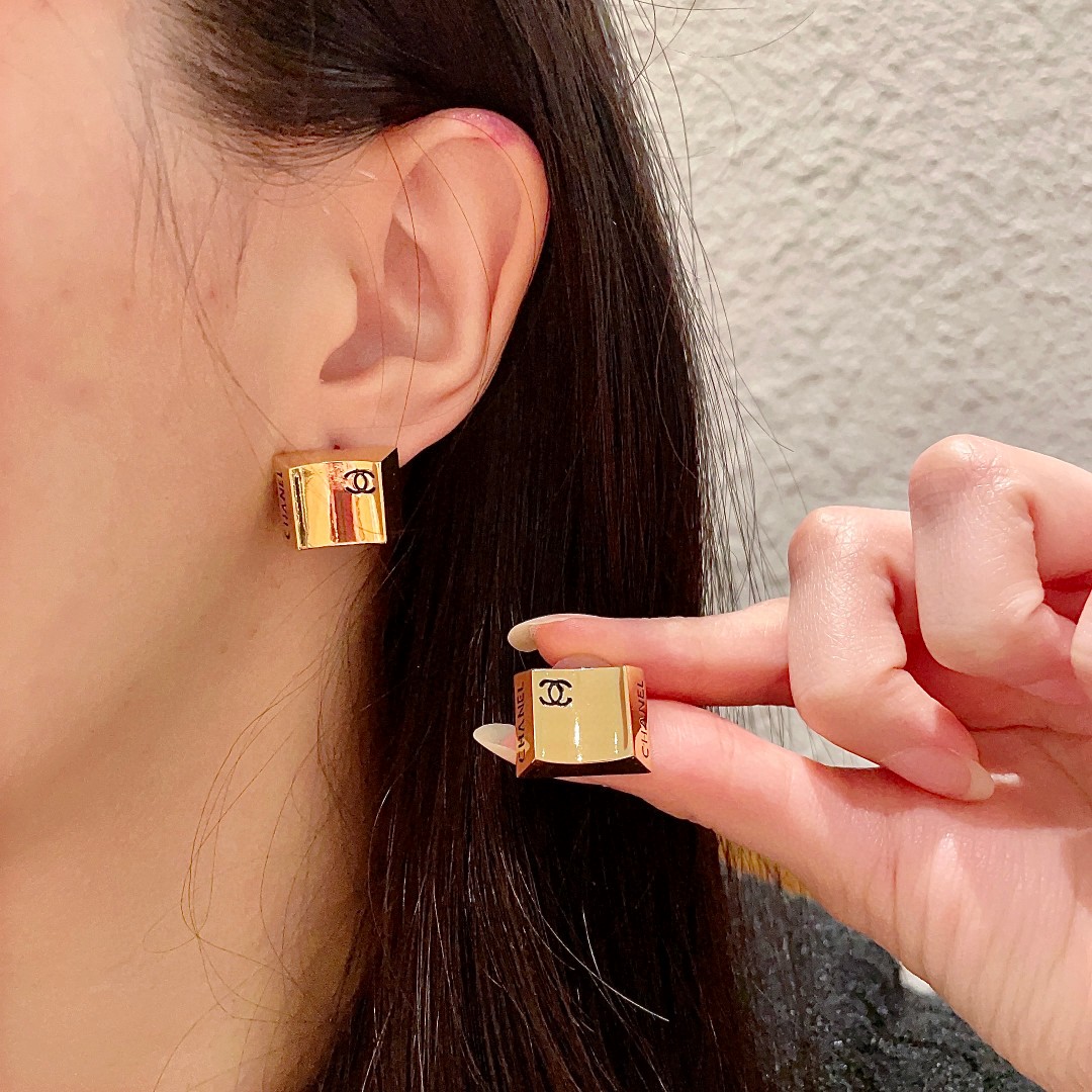  Chanel香奈儿 中古 耳钉👀小香家的款式真心无需多介绍😘🎶每一款都超好看，精致大方，非常显气质
