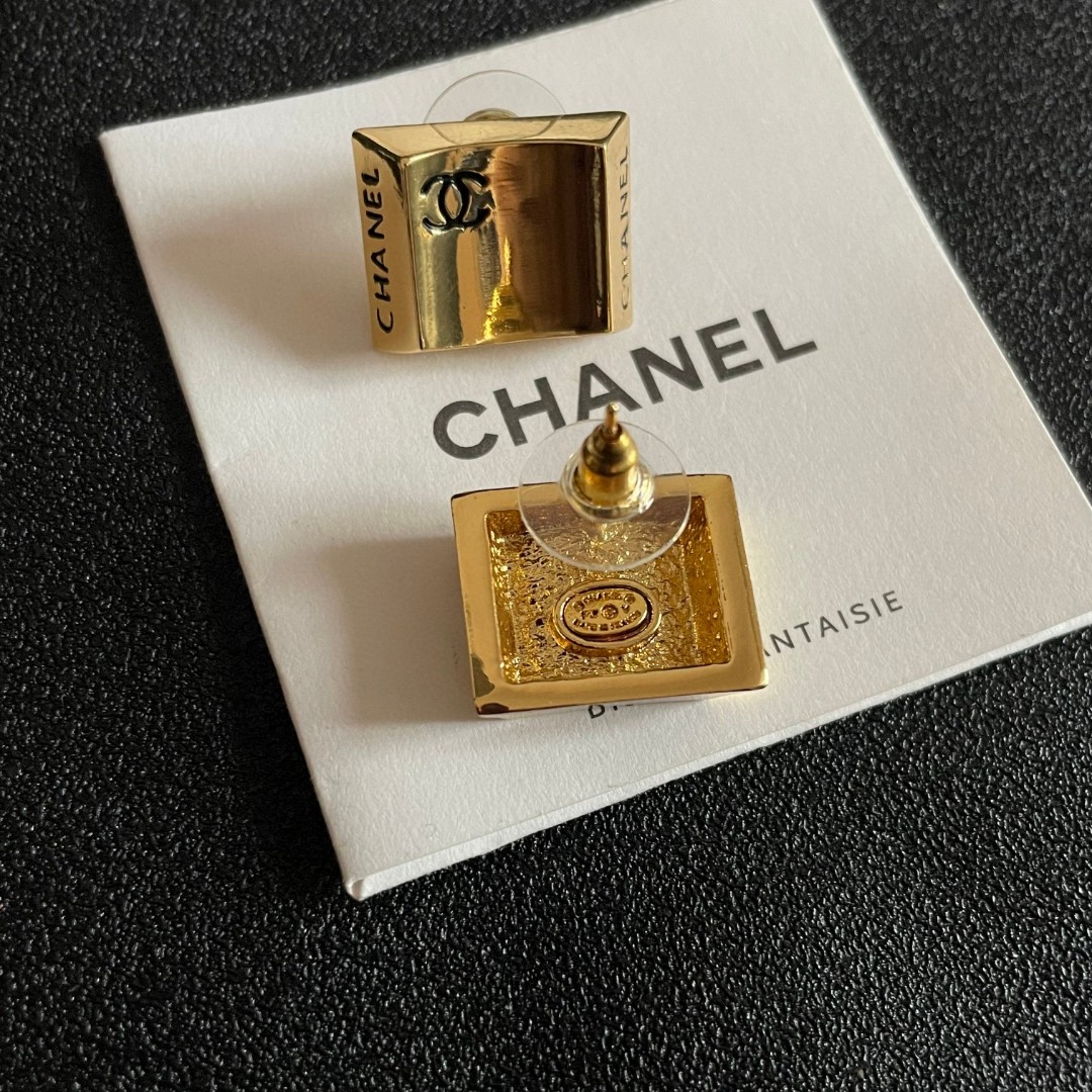  Chanel香奈儿 中古 耳钉👀小香家的款式真心无需多介绍😘🎶每一款都超好看，精致大方，非常显气质