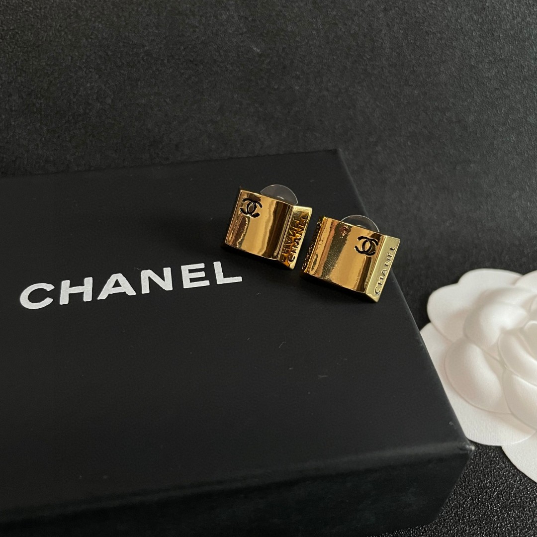  Chanel香奈儿 中古 耳钉👀小香家的款式真心无需多介绍😘🎶每一款都超好看，精致大方，非常显气质