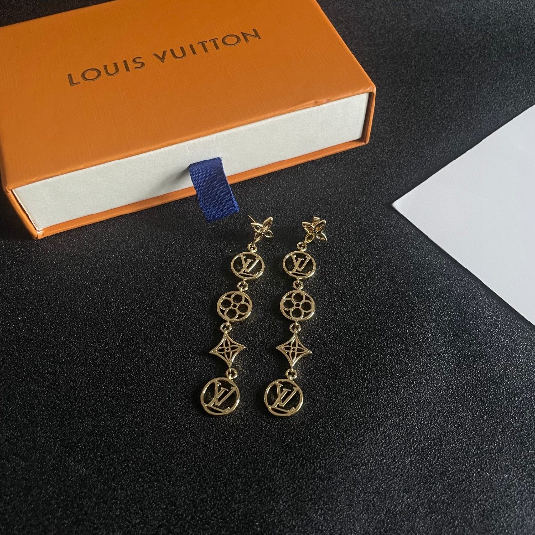 👑Lv 路易威登 2025年早春新品耳钉 复古 LV 字母耳环 超精工cnc工艺技术 上身美美哒 特别适