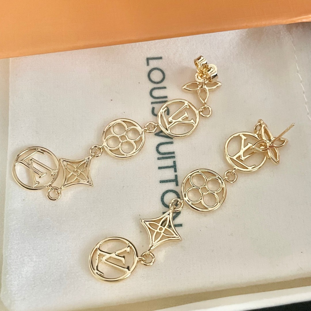👑Lv 路易威登 2025年早春新品耳钉 复古 LV 字母耳环 超精工cnc工艺技术 上身美美哒 特别适