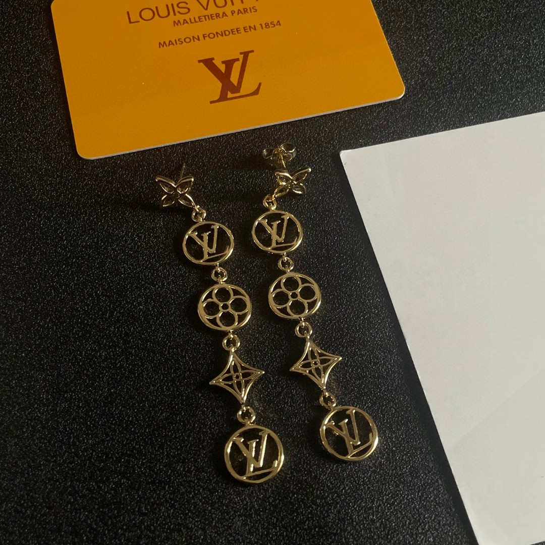 👑Lv 路易威登 2025年早春新品耳钉 复古 LV 字母耳环 超精工cnc工艺技术 上身美美哒 特别适