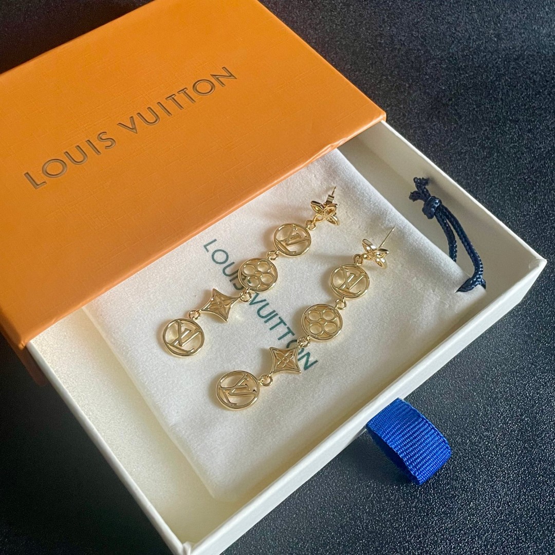 👑Lv 路易威登 2025年早春新品耳钉 复古 LV 字母耳环 超精工cnc工艺技术 上身美美哒 特别适