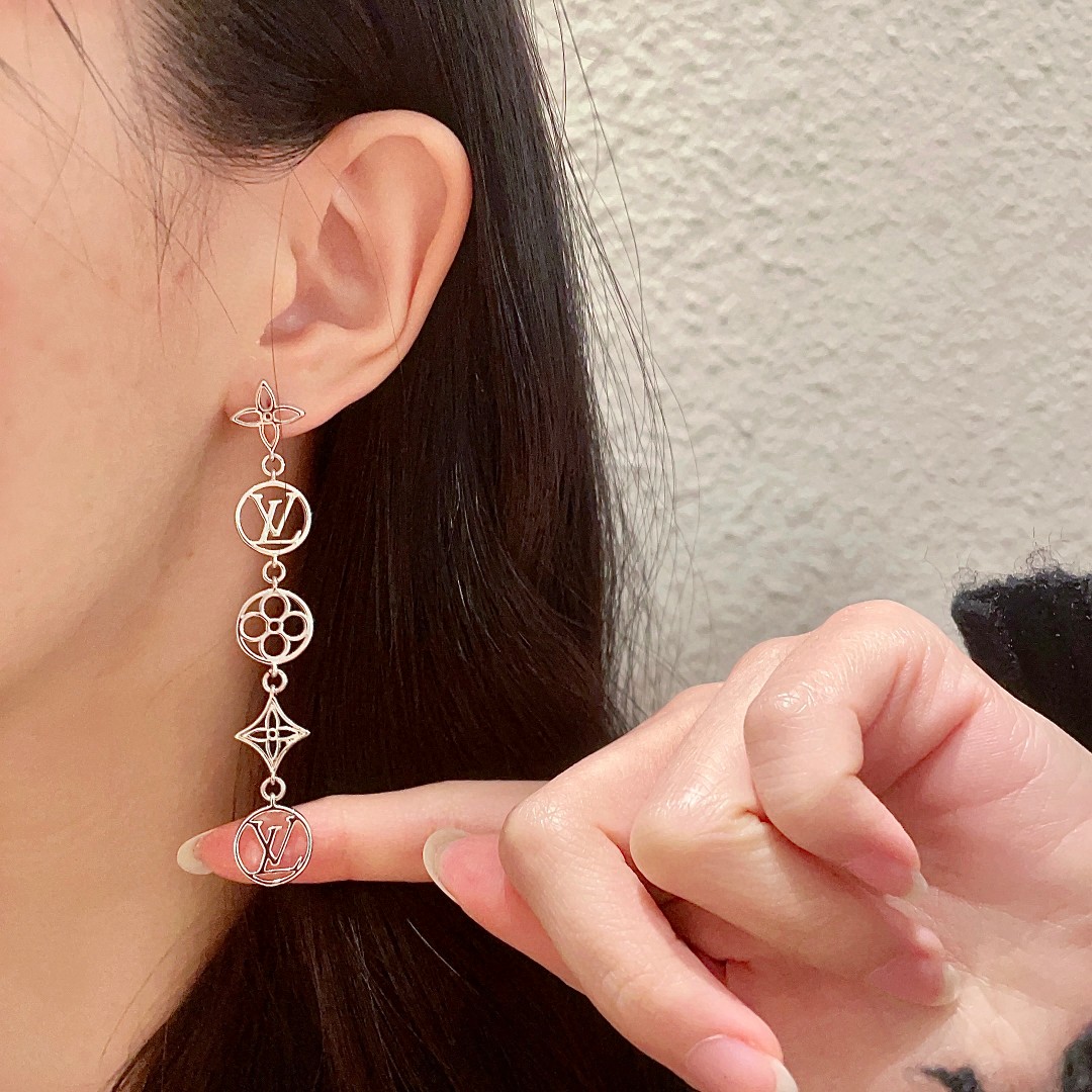 👑Lv 路易威登 2025年早春新品耳钉 复古 LV 字母耳环 超精工cnc工艺技术 上身美美哒 特别适