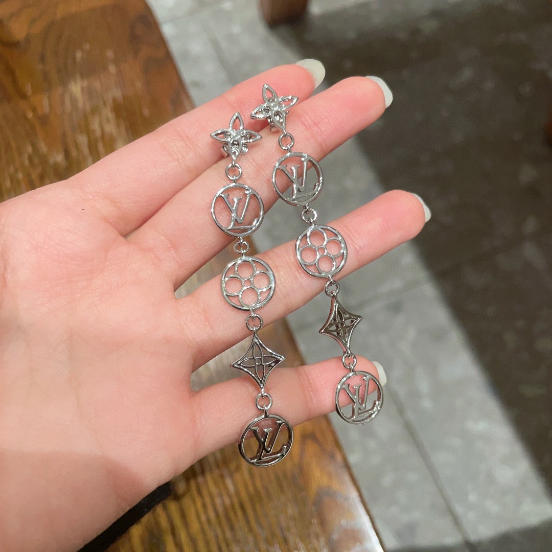 👑Lv 路易威登 2025年早春新品耳钉 复古 LV 字母耳环 超精工cnc工艺技术 上身美美哒 特别适