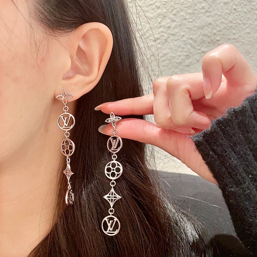 👑Lv 路易威登 2025年早春新品耳钉 复古 LV 字母耳环 超精工cnc工艺技术 上身美美哒 特别适